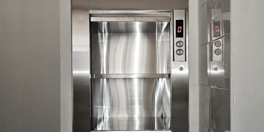 Kuhinjsko dizalo (mali lift): praktično rješenje za brži i sigurniji rad u kuhinji